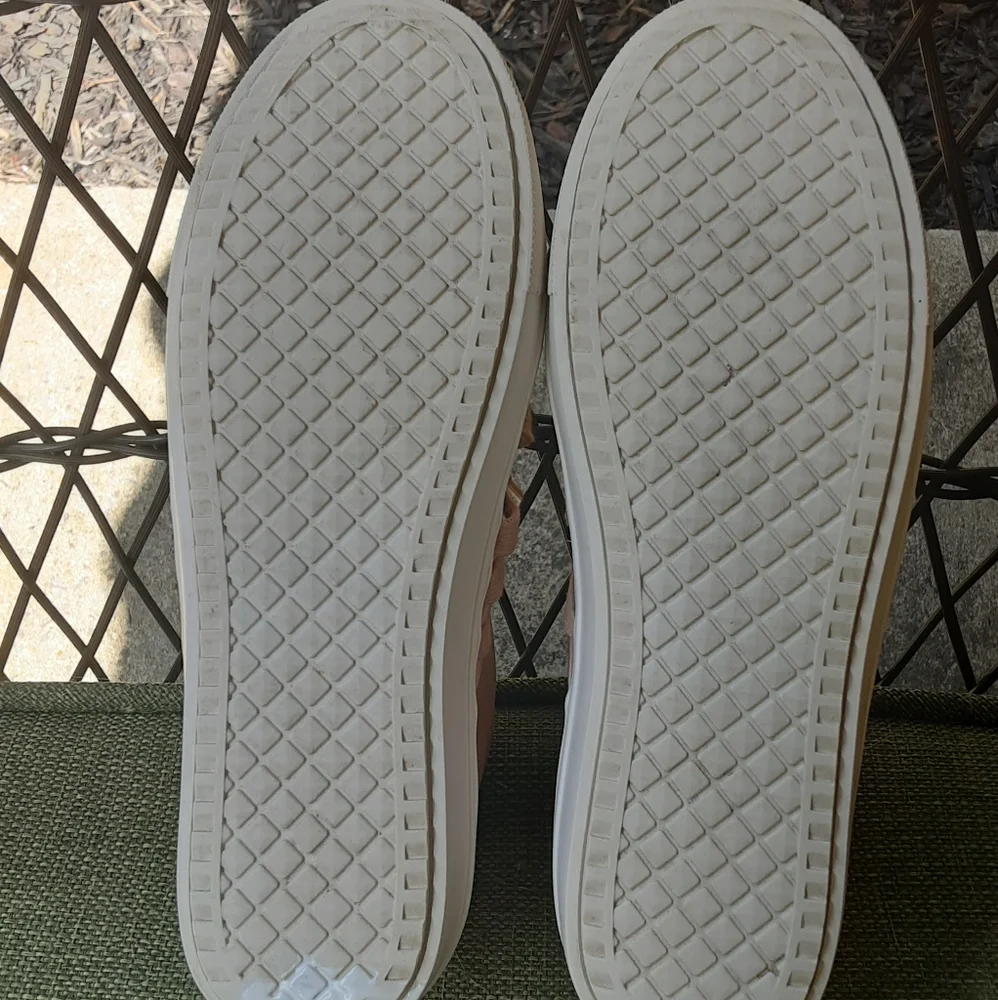 Steve Madden Blush Pink Lancer Soft Neoprene Fabric Sneakers Size 6.5.